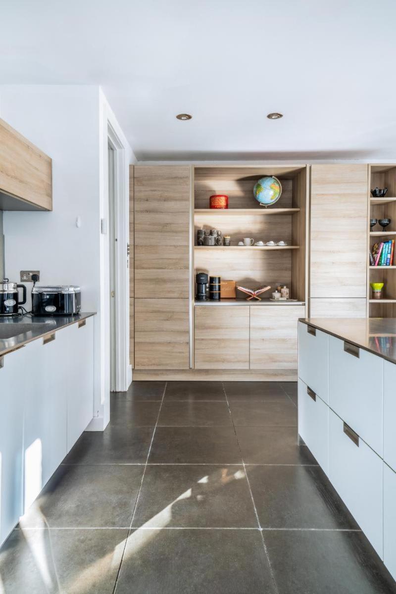 Stunning 5bd With Private Garden & Parking Access Holiday home