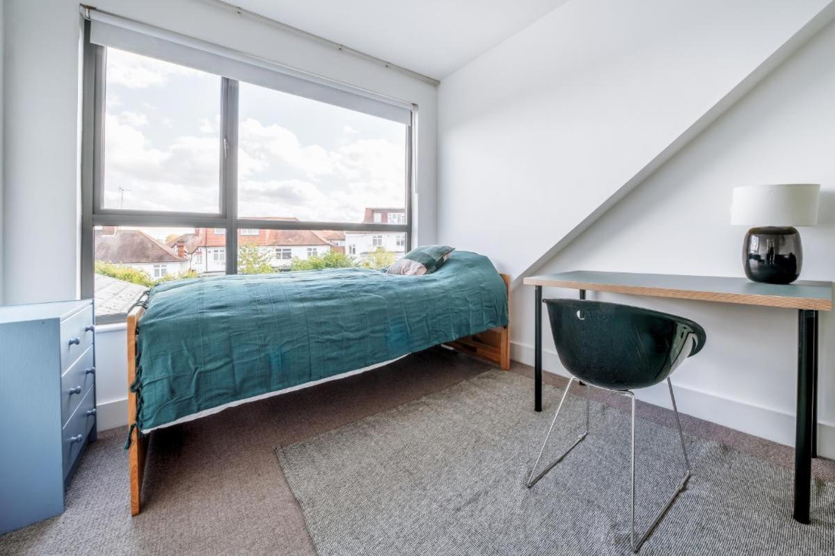 Stunning 5bd With Private Garden & Parking Access London