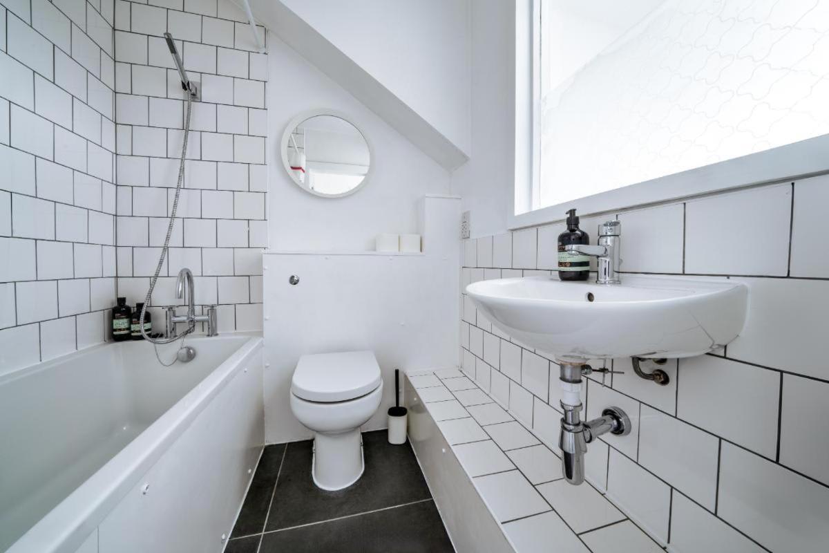 Holiday home Stunning 5bd With Private Garden & Parking Access