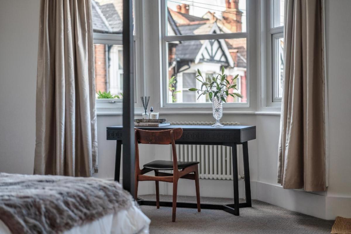Stunning 5bd With Private Garden & Parking Access Holiday home *