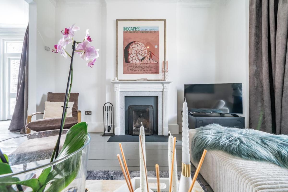 Stunning 5bd With Private Garden & Parking Access Holiday home