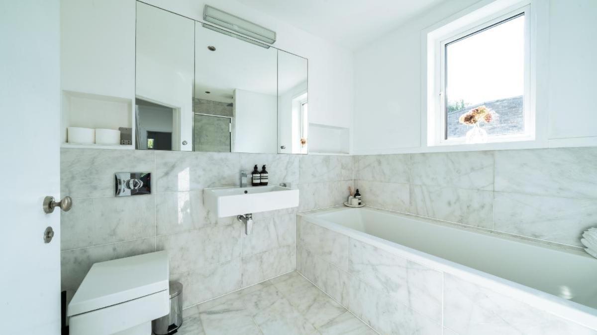 Stunning 5bd With Private Garden & Parking Access Casa vacanze *