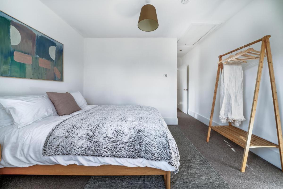 Stunning 5bd With Private Garden & Parking Access *