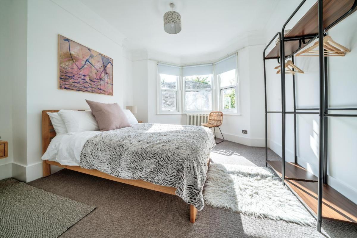 Stunning 5bd With Private Garden & Parking Access Casa vacanze