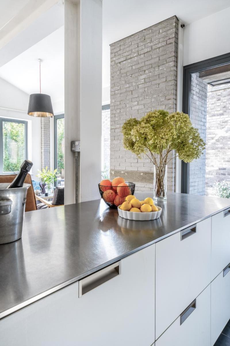 Stunning 5bd With Private Garden & Parking Access *